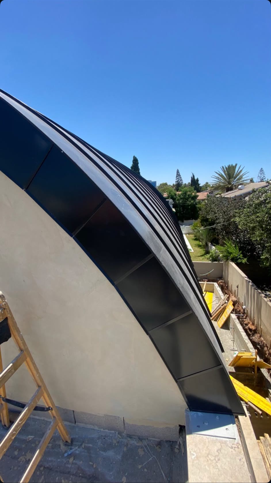 גג קמרון מעוקל בחיפוי תפר עומד שחור